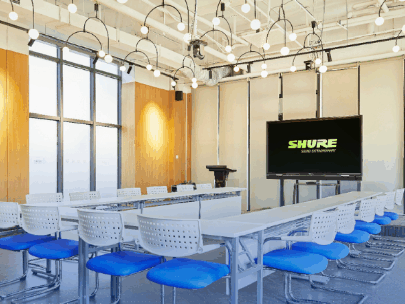 Como o Shure MXA920 redefine o áudio imersivo em ambientes corporativos?
