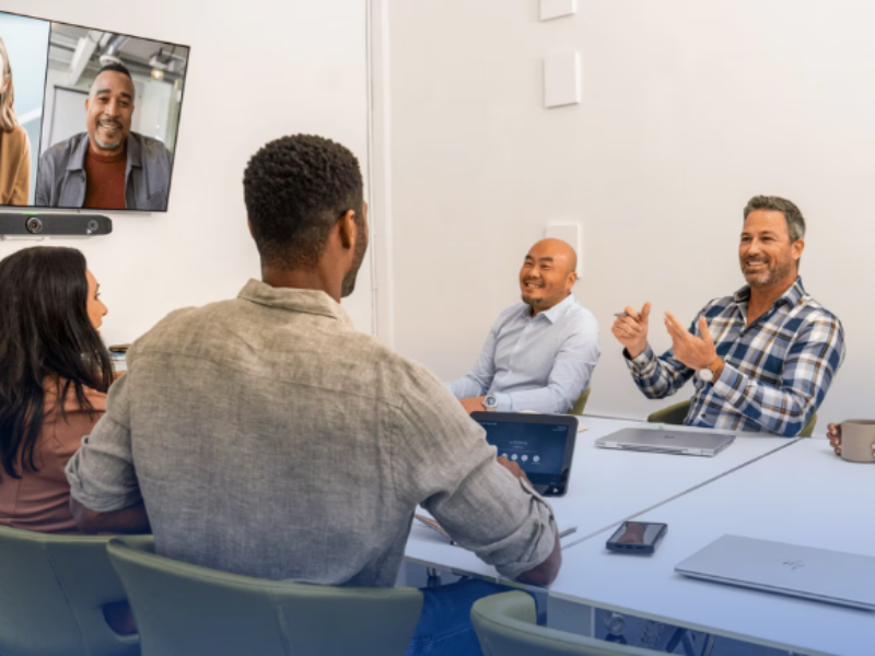Como soluções integradas estão simplificando salas de reunião modernas?