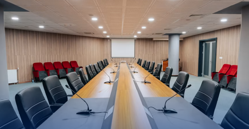O que conecta uma sala de reunião eficiente em 2026?
