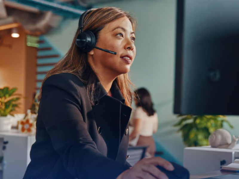 Como os headsets Poly podem melhorar a comunicação no ambiente corporativo?