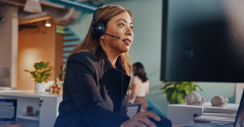 Como os headsets Poly podem melhorar a comunicação no ambiente corporativo?