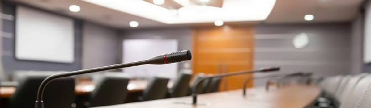 Microfone de mesa, de teto ou integrado: qual escolher para uma sala corporativa?